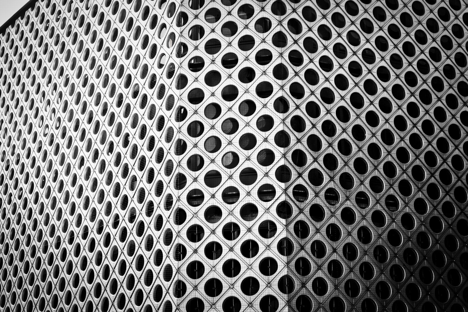 Panasonic Lumix DMC-FZ1000 sample photo. Perspective, facade, architecture photography