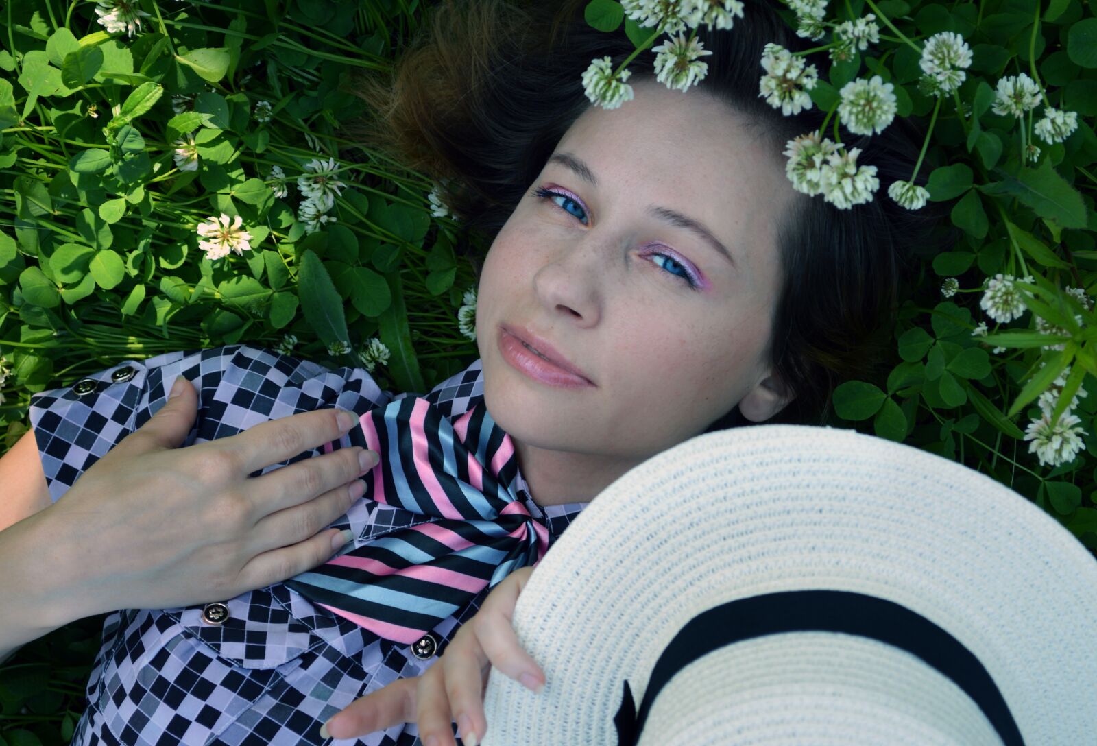 Nikon D3200 sample photo. Clover, girl, tenderness photography