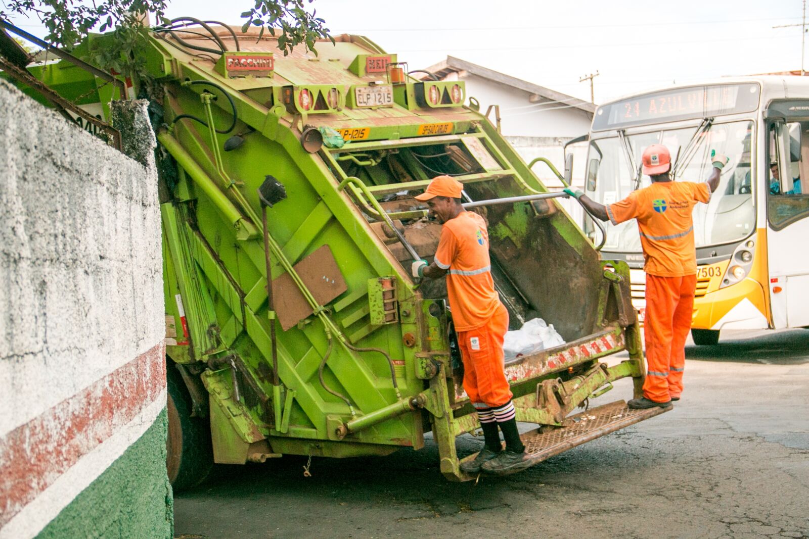 Canon EOS 70D + Canon EF-S 18-135mm F3.5-5.6 IS sample photo. Trash, street-sweeper, truck collector photography