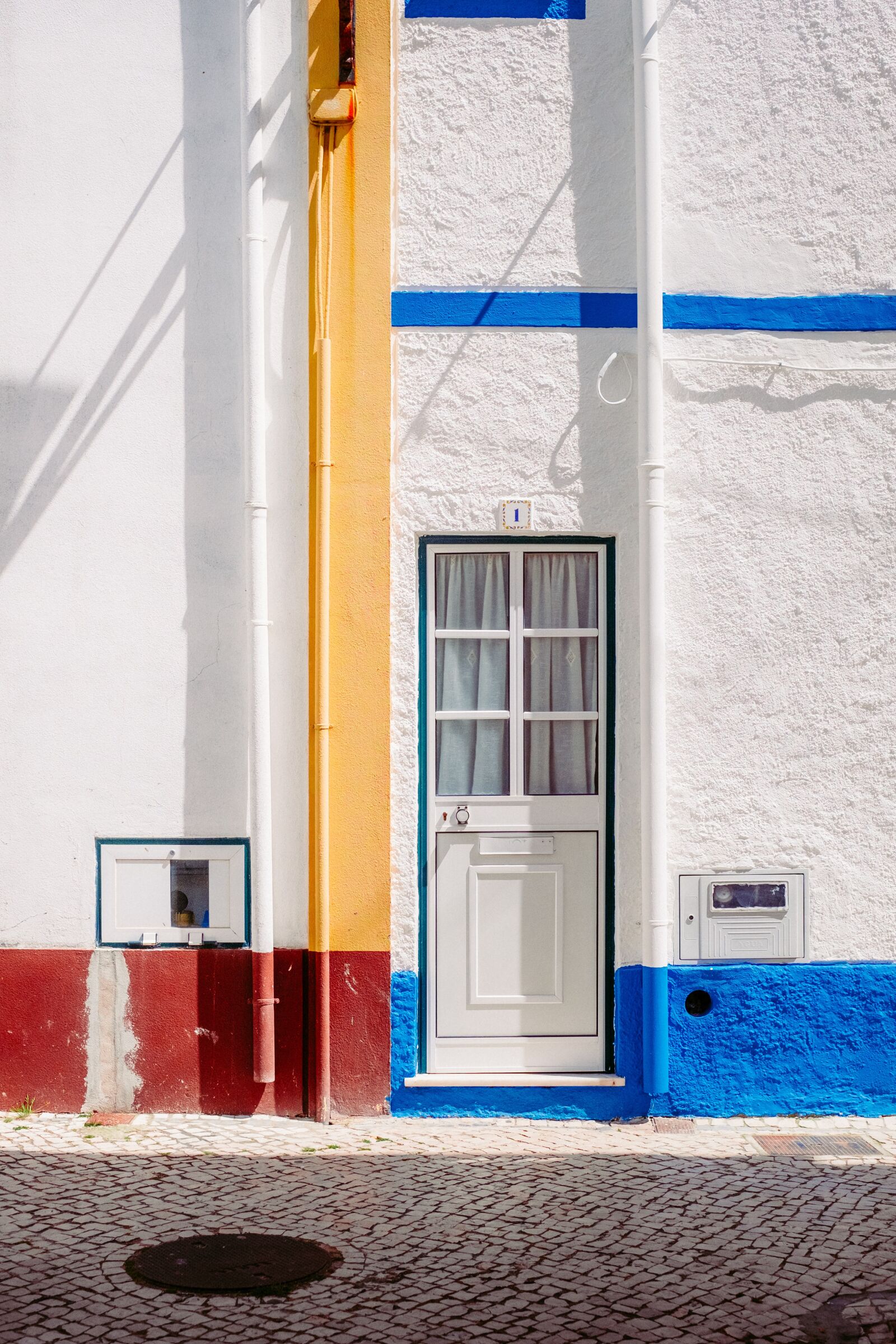 Fujifilm X-T1 + Fujifilm XF 35mm F1.4 R sample photo. Building, cobblestones, door photography
