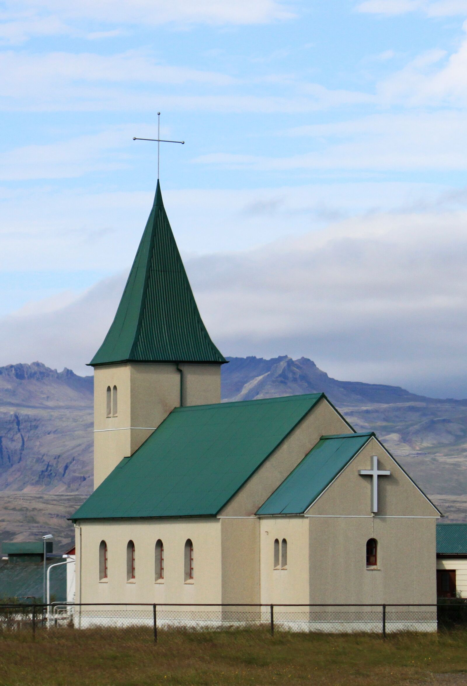 Canon EOS 500D (EOS Rebel T1i / EOS Kiss X3) sample photo. Church, iceland, mountain photography