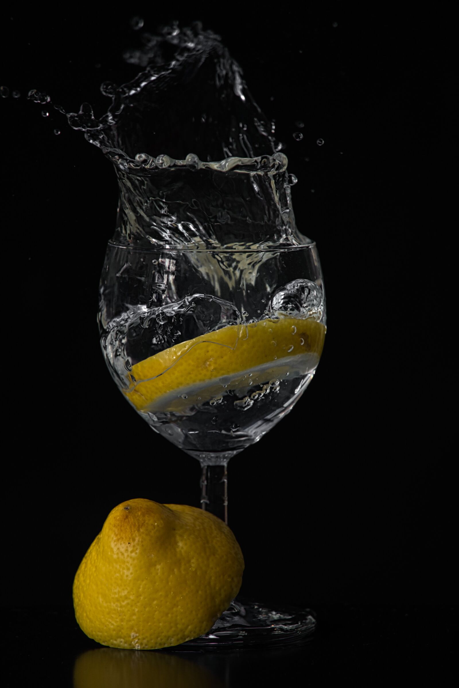 Sony a6400 sample photo. Black background, lemons, water photography