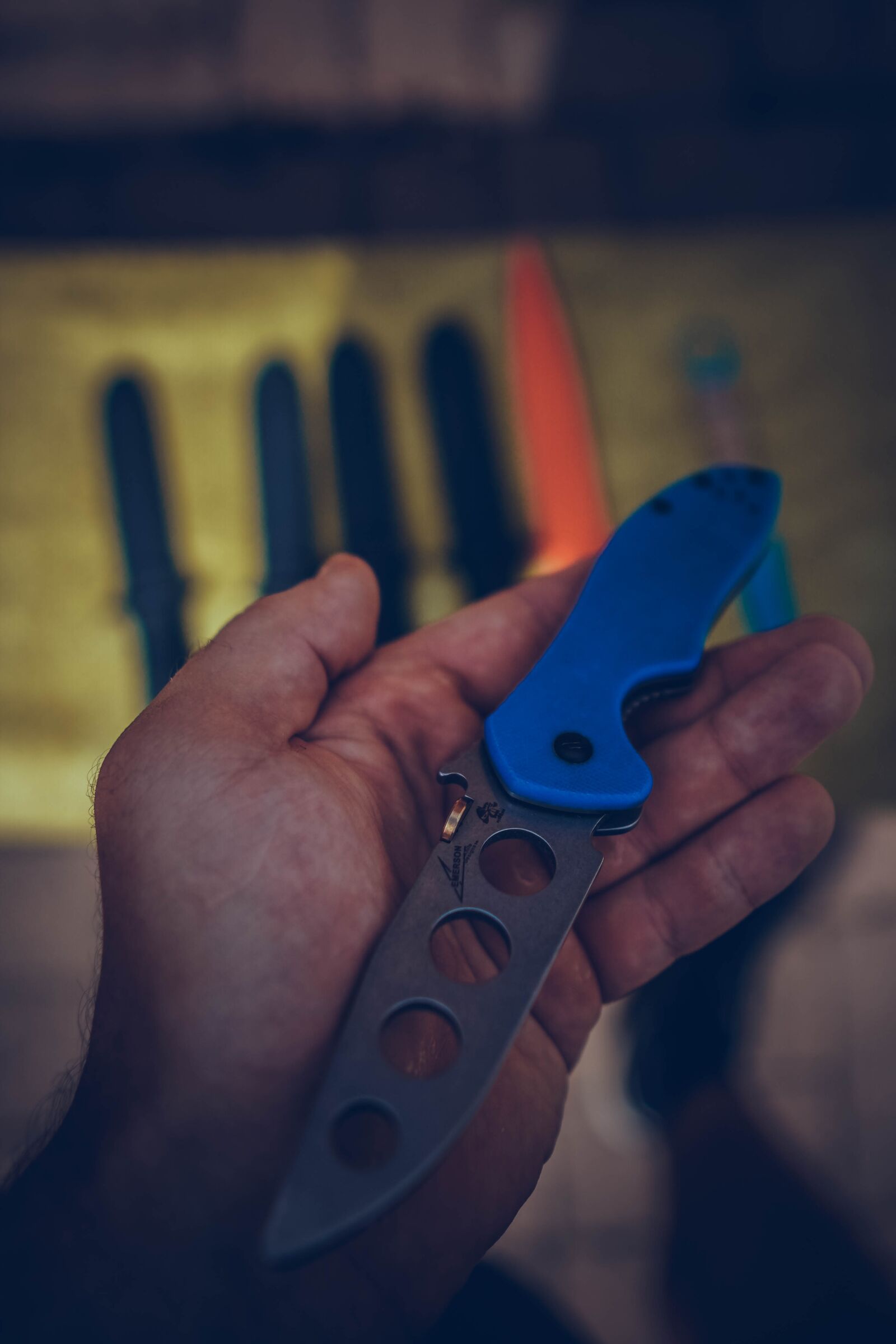 Sony a6400 + Sigma 16mm F1.4 DC DN | C sample photo. Bushcraft, forest, blade photography