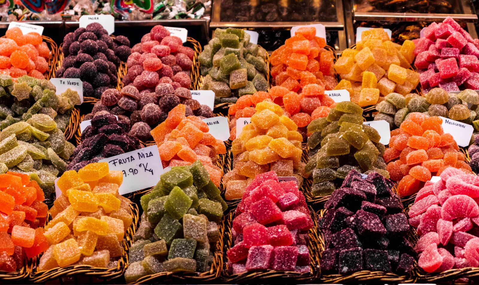 Canon EOS 200D (EOS Rebel SL2 / EOS Kiss X9) sample photo. Candy, stall, market photography