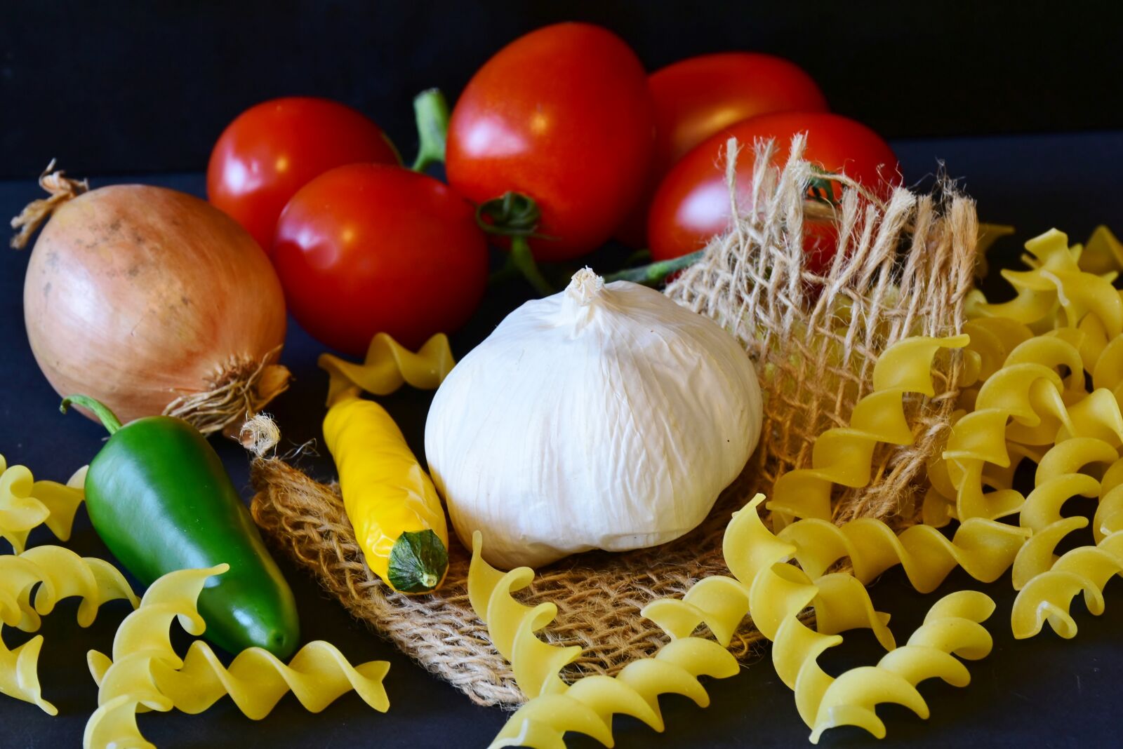Nikon D7200 sample photo. Tomatoes, noodles, pepperoni photography