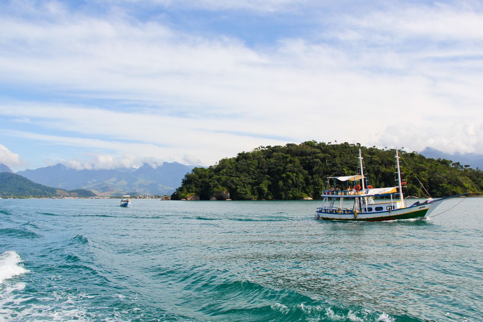 Canon EF-S 18-135mm F3.5-5.6 IS sample photo. Beach, mar, boat photography