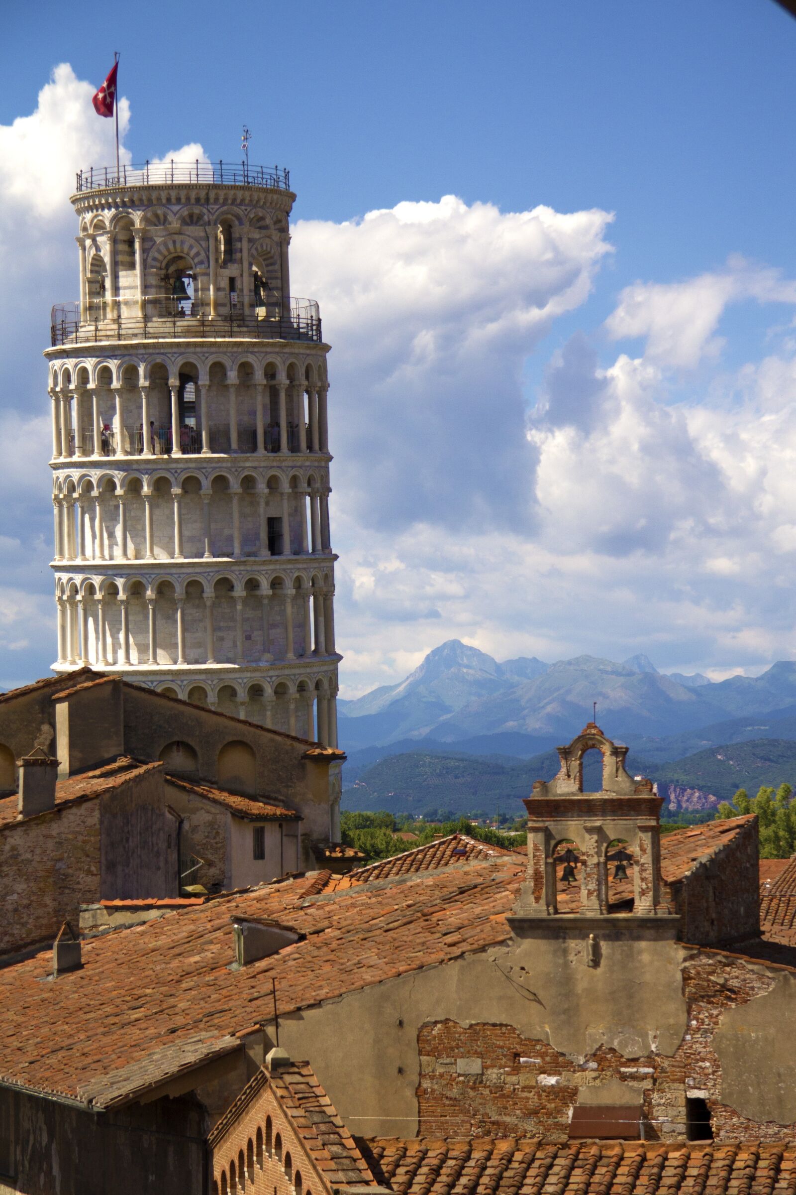 Canon EF-S 17-85mm F4-5.6 IS USM sample photo. Pisa, leaning tower, rooftops photography