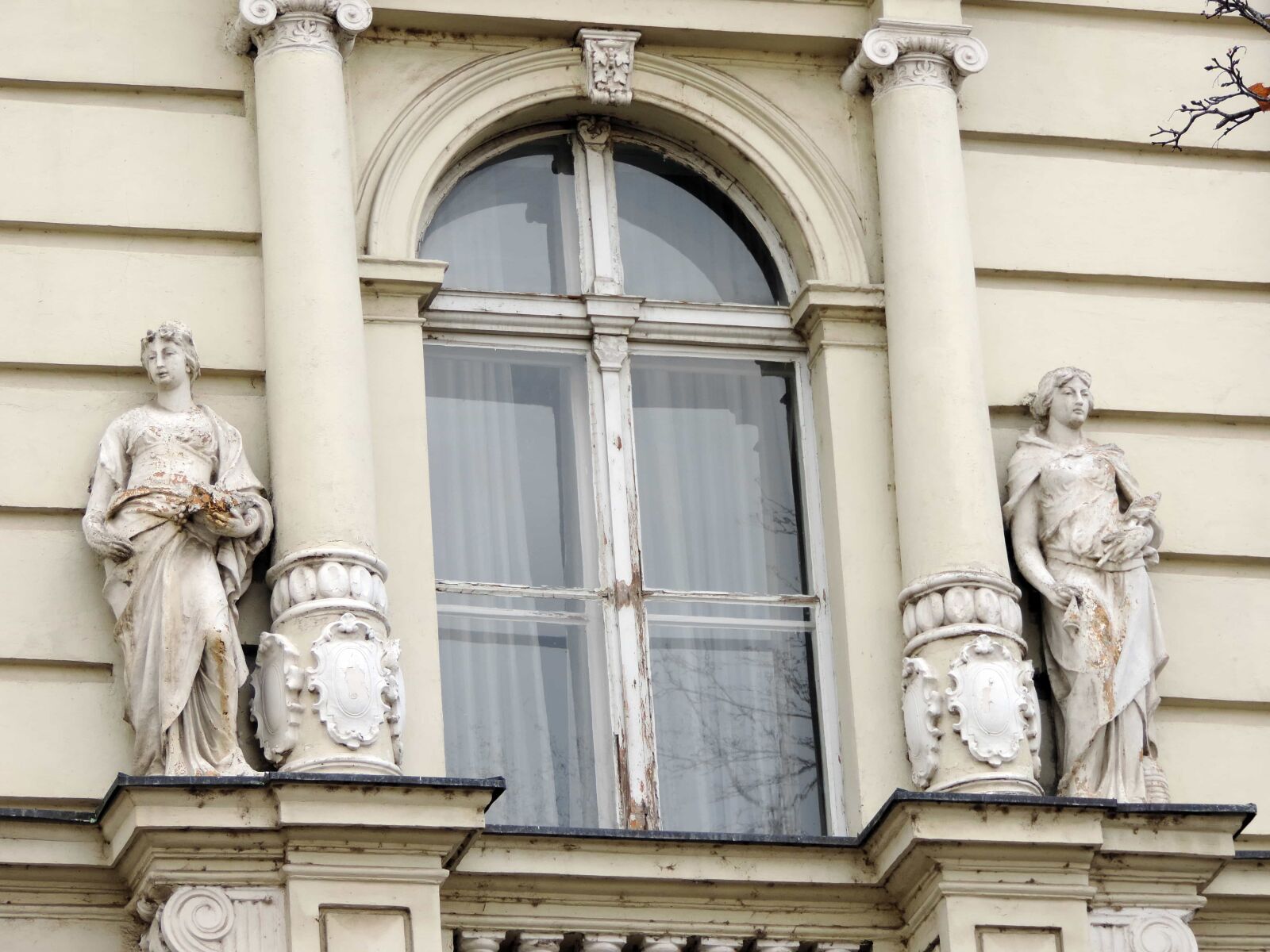 Nikon Coolpix P520 sample photo. Sculpture, balcony, column, statue photography
