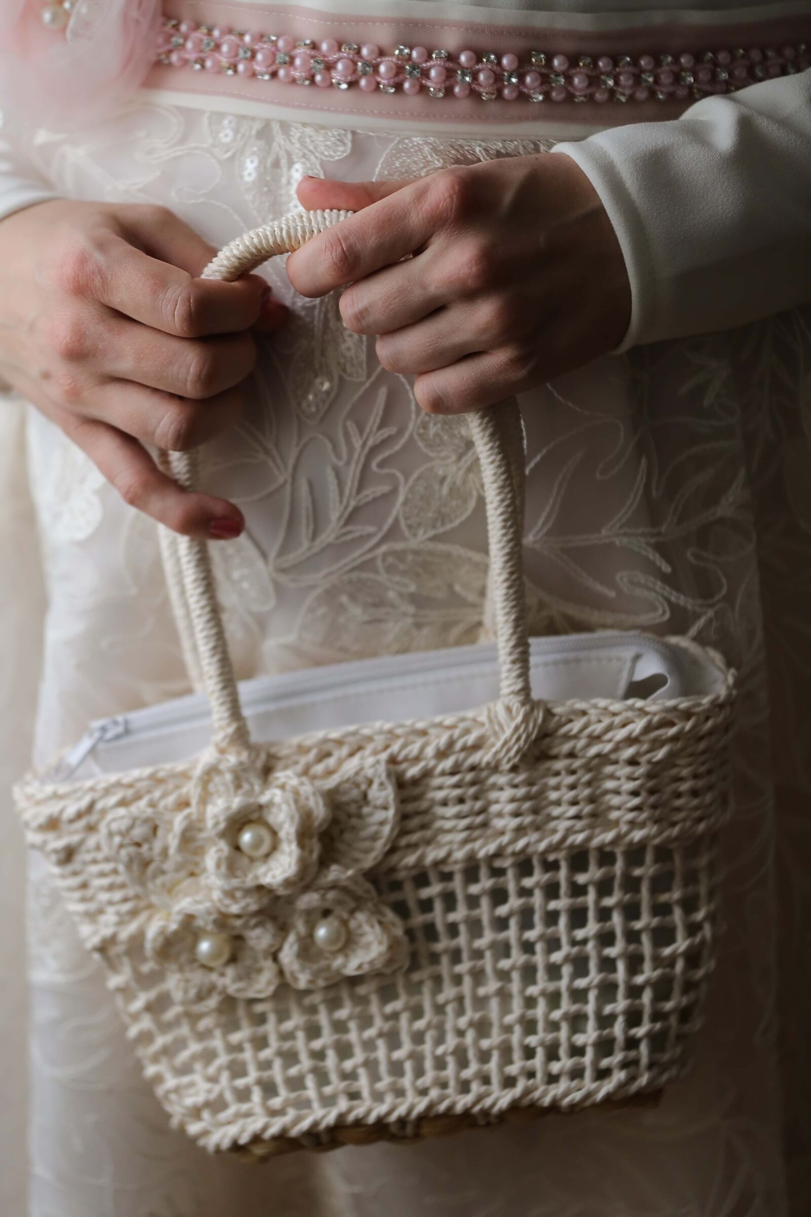 Canon EF 70-200mm F2.8L IS II USM sample photo. Handbag, accessory, dress, hands photography