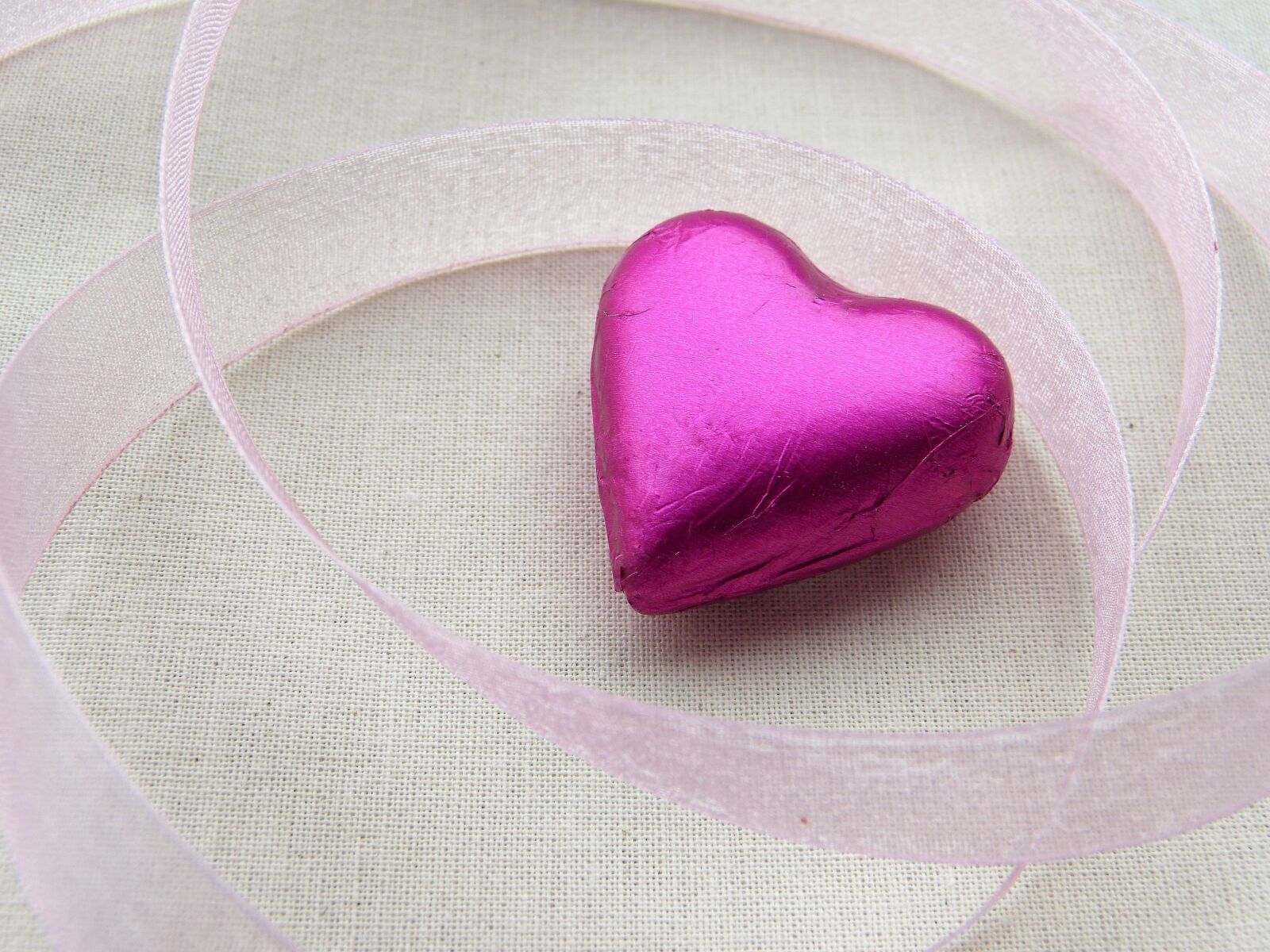 Panasonic Lumix DMC-FZ150 sample photo. Heart, pink, loop photography