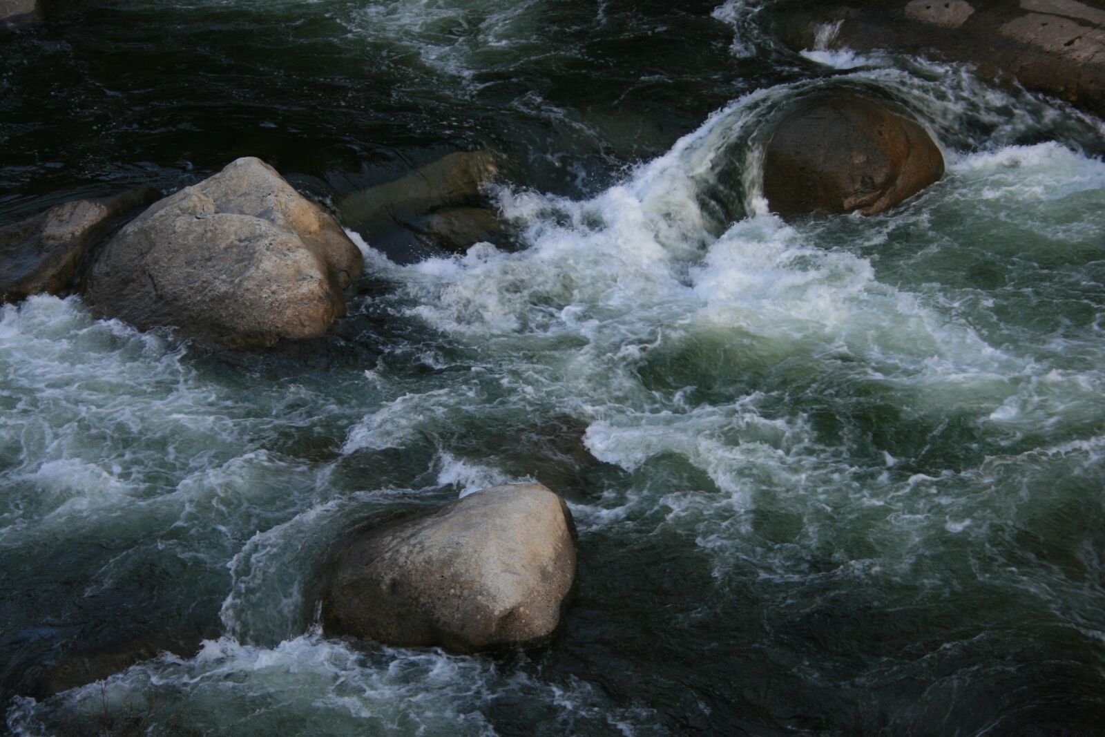 Canon EOS 400D (EOS Digital Rebel XTi / EOS Kiss Digital X) sample photo. Water, rock, nature photography
