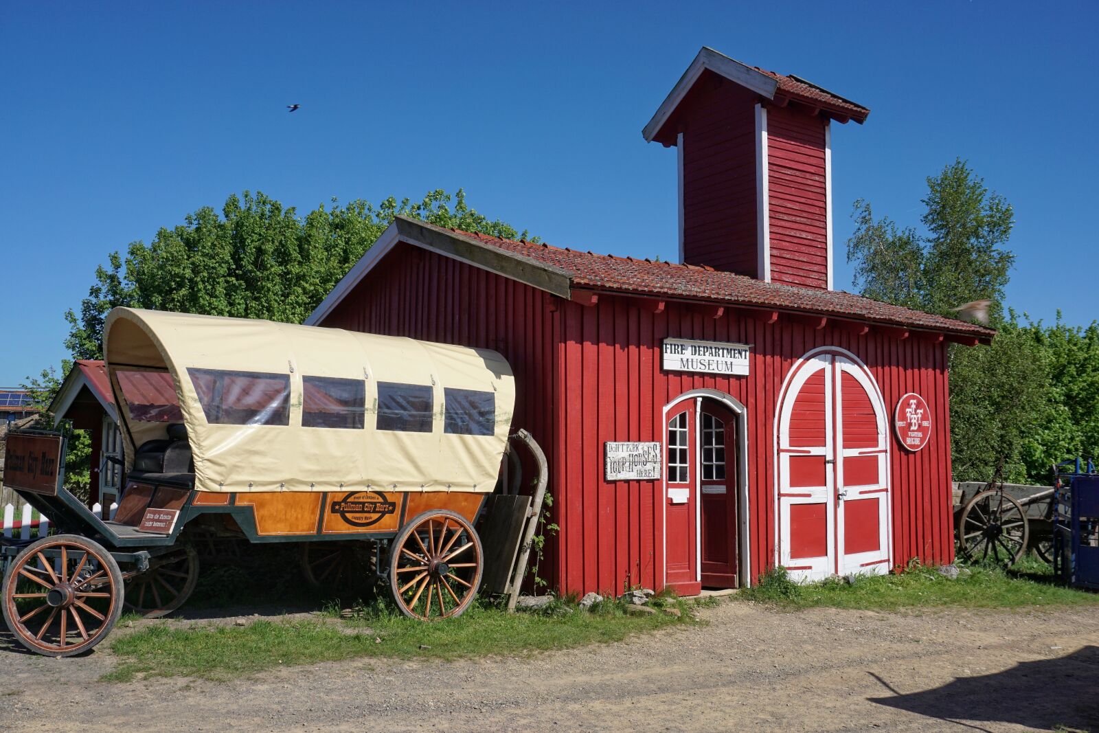 Sony E 16-50mm F3.5-5.6 PZ OSS sample photo. Western, coach, usa photography