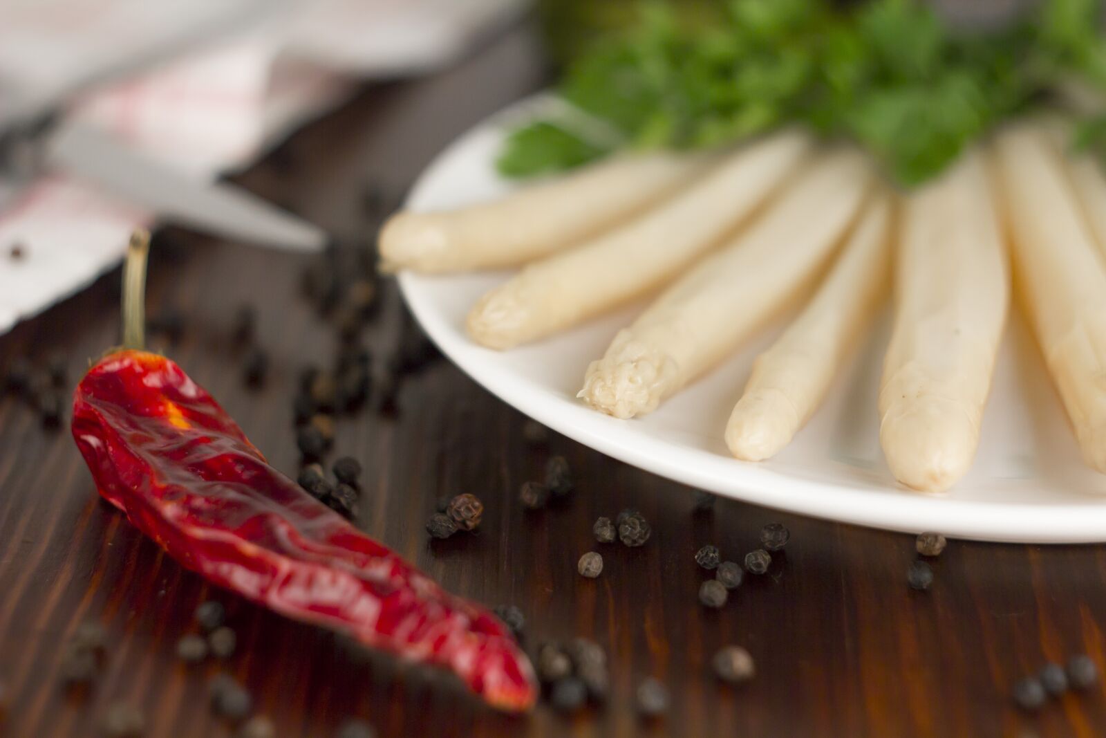 Canon EOS 550D (EOS Rebel T2i / EOS Kiss X4) sample photo. Paprika, asparagus, plate photography