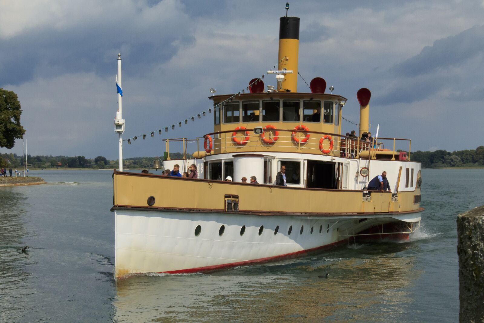 Canon EOS 1300D (EOS Rebel T6 / EOS Kiss X80) sample photo. Steamer, paddle wheel, tender photography