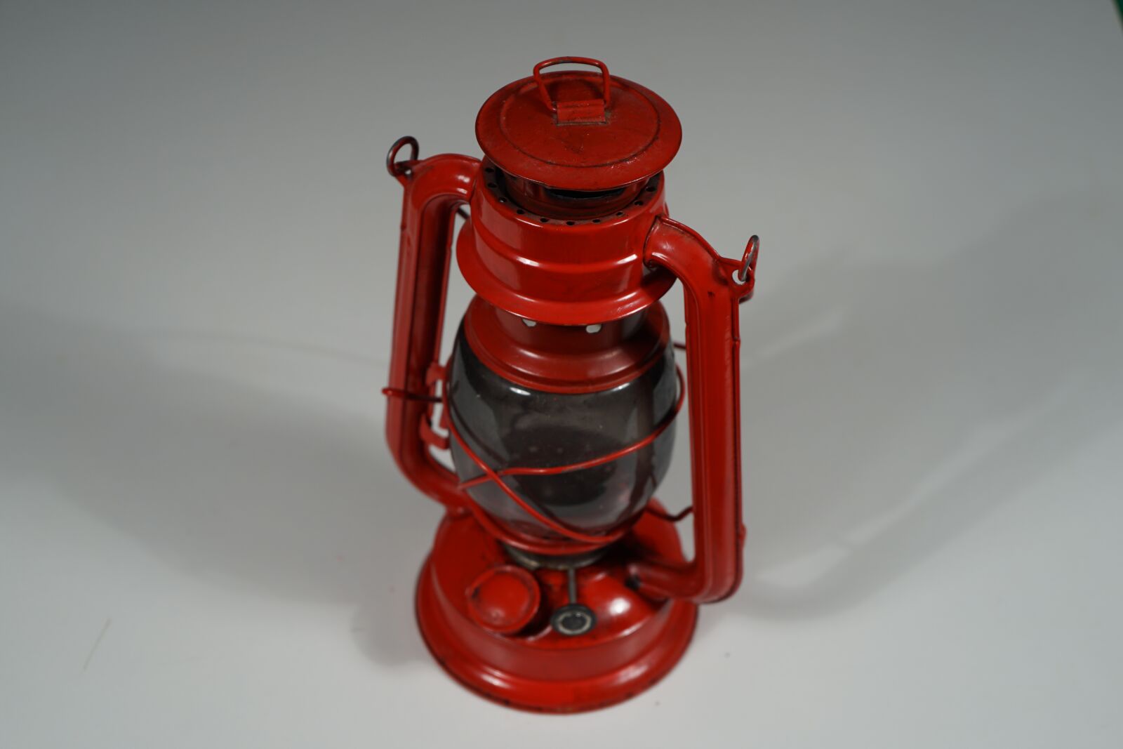 Sony a7 II + Sony FE 28-70mm F3.5-5.6 OSS sample photo. Lamp, kerosene, red photography