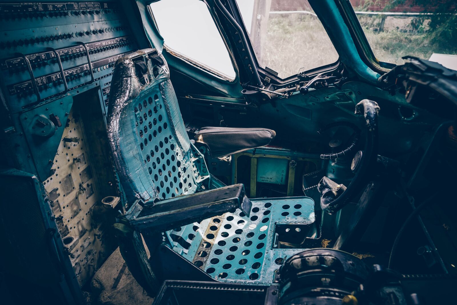 Sony a7 II + Sony FE 24-240mm F3.5-6.3 OSS sample photo. Chair, cockpit, damaged photography