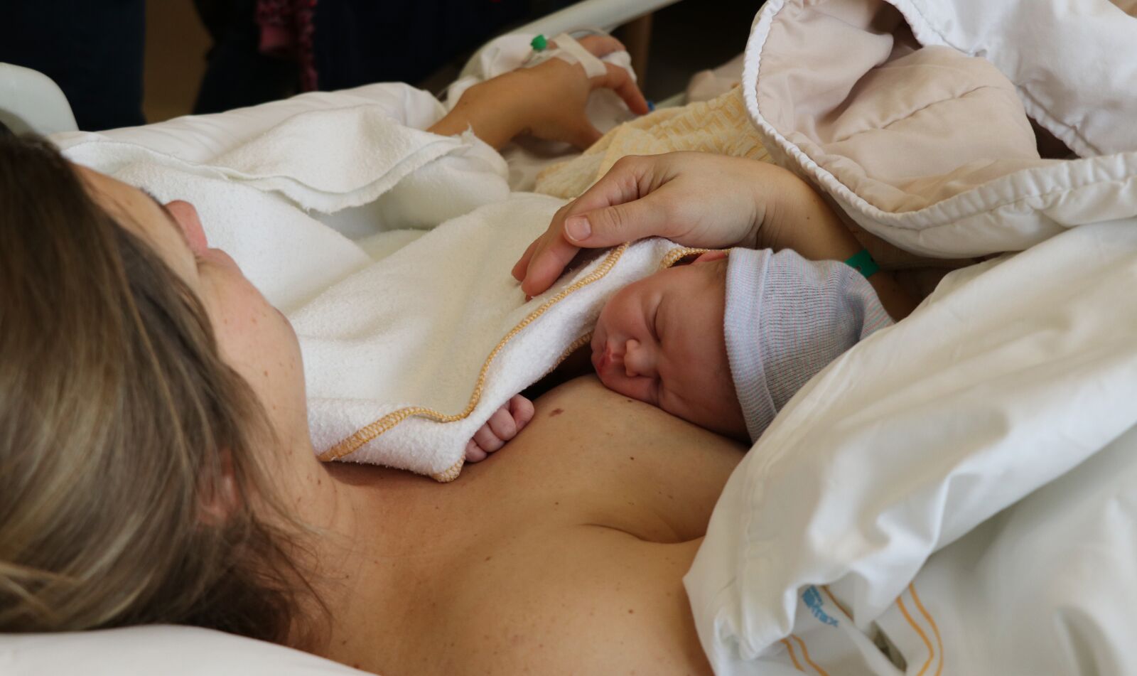 Canon EF-S 18-135mm F3.5-5.6 IS USM sample photo. Newborn, baby, childbirth photography
