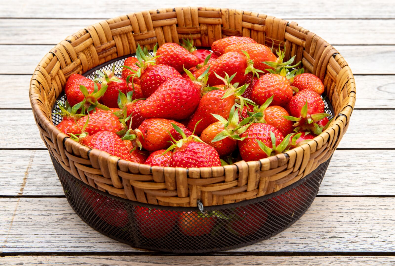 Canon EOS 6D Mark II + Canon EF 24-70mm F4L IS USM sample photo. Strawberries, spring, garden photography