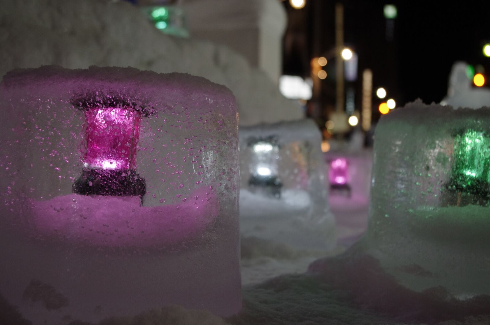Pentax K-r sample photo. Ice, lantern, winter photography