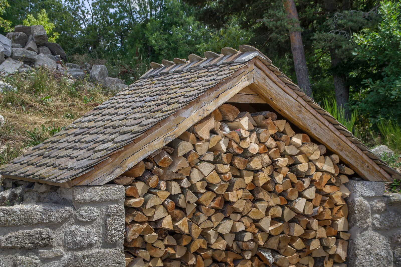 Pentax KP sample photo. Wood, heating, logs photography