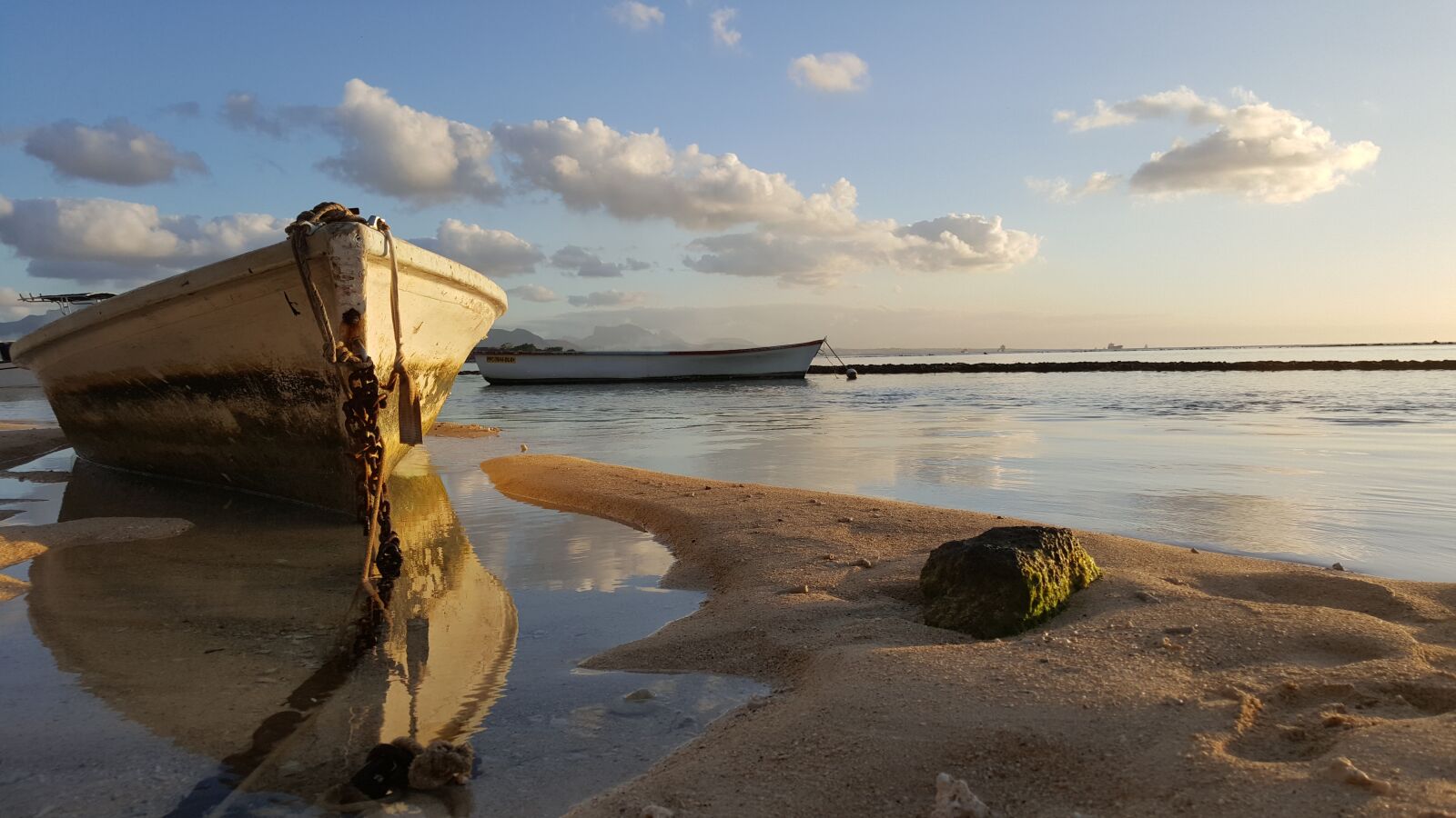 Samsung Galaxy Note5 sample photo. Fishing boats, beach, abandoned photography