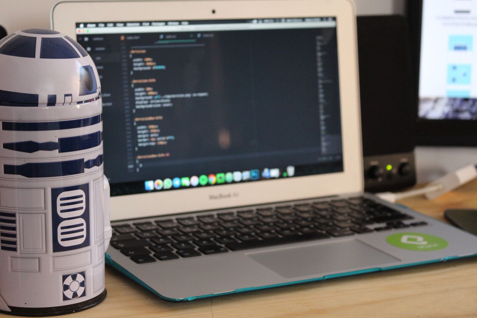 Canon EOS 700D (EOS Rebel T5i / EOS Kiss X7i) sample photo. R2, d2, starwars, macbook photography