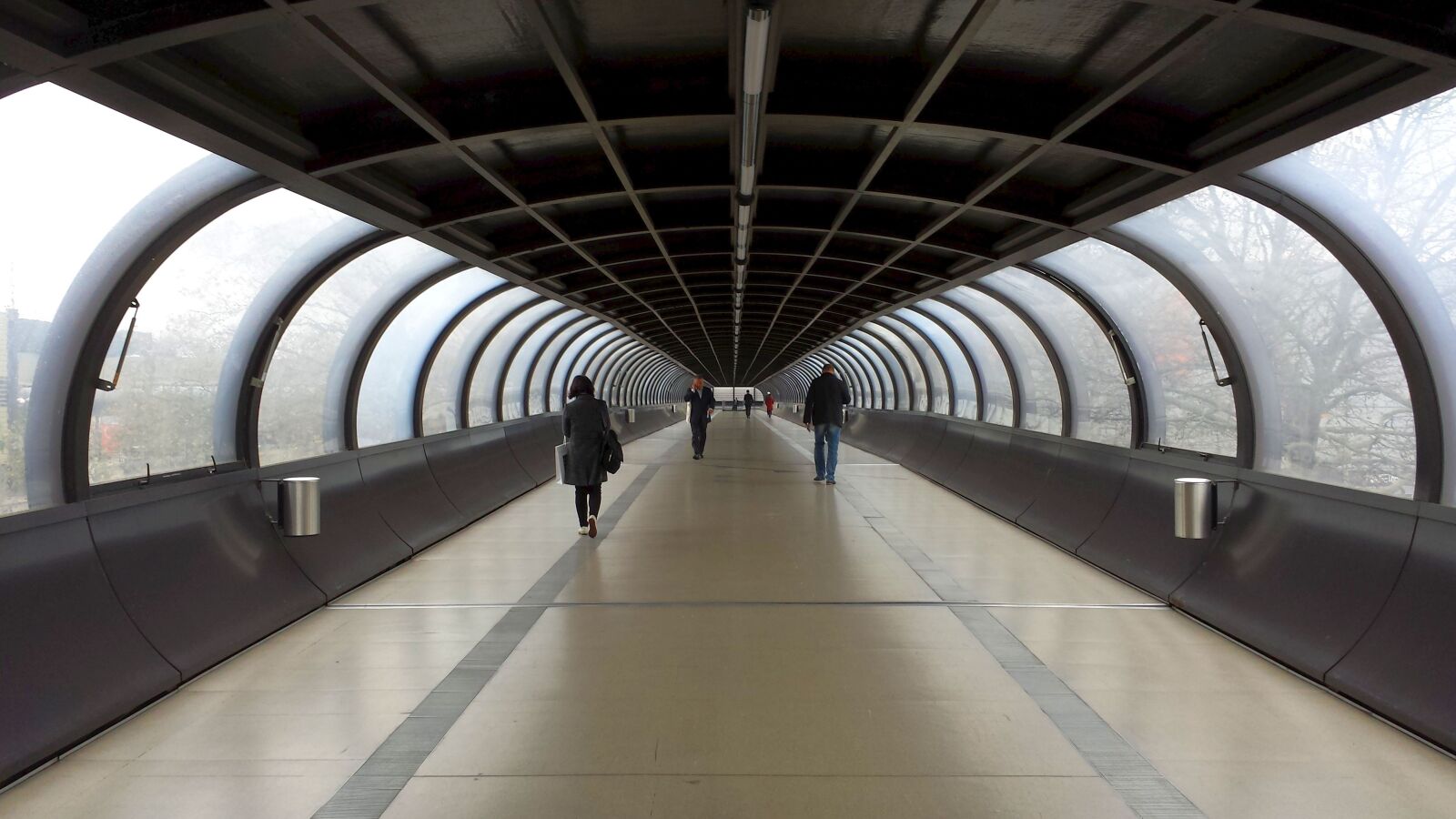 Samsung Galaxy S4 sample photo. Group of people, tunnel photography