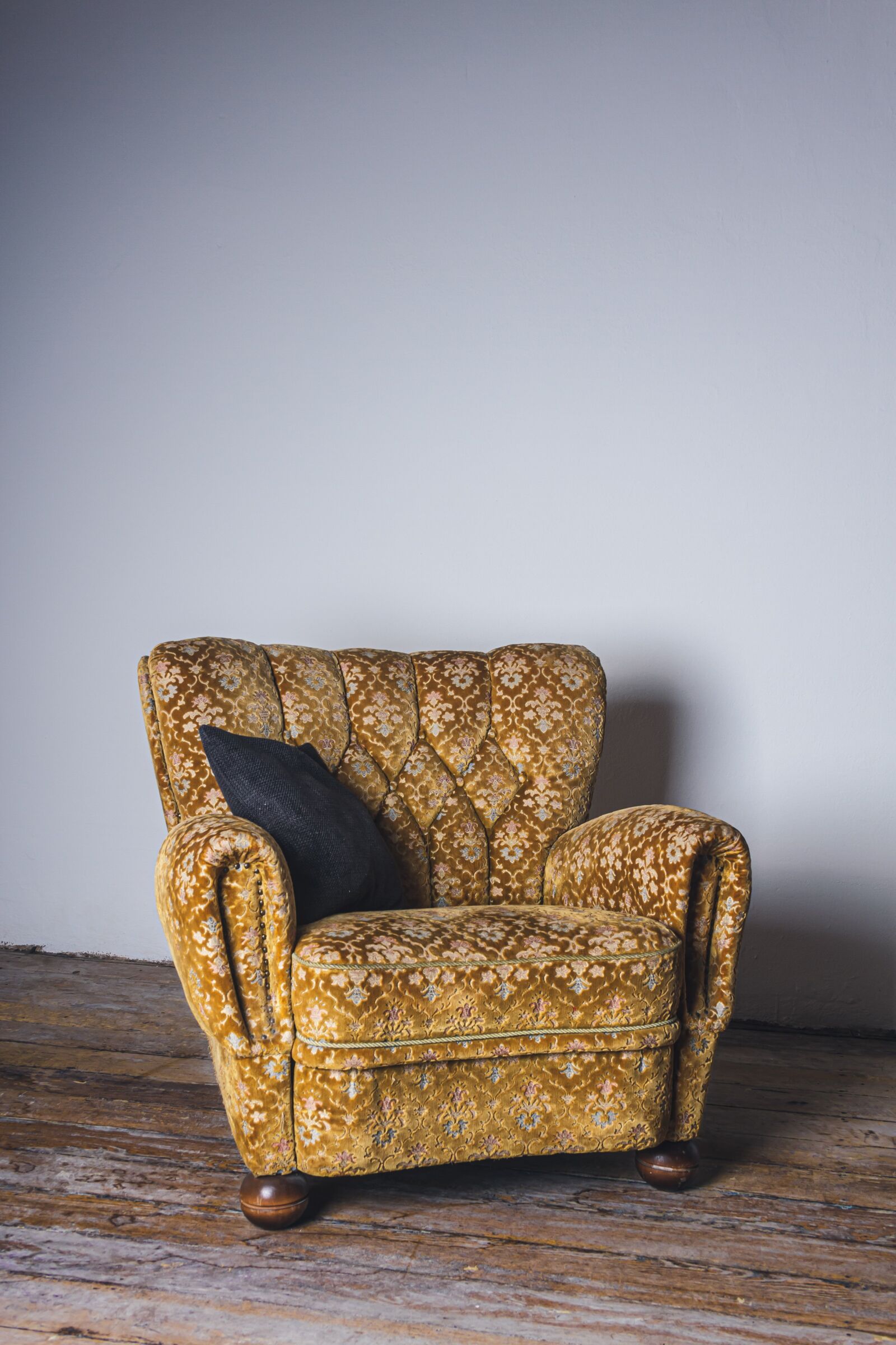 Canon EOS 7D + Canon EF-S 18-55mm F3.5-5.6 II sample photo. Chair, pillow, furniture photography