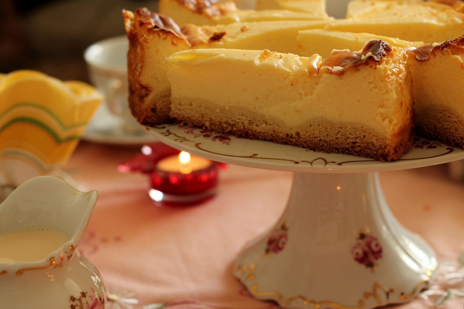 Canon EOS 1100D (EOS Rebel T3 / EOS Kiss X50) + Canon EF 50mm F1.8 II sample photo. Cake, cheesecake, board photography