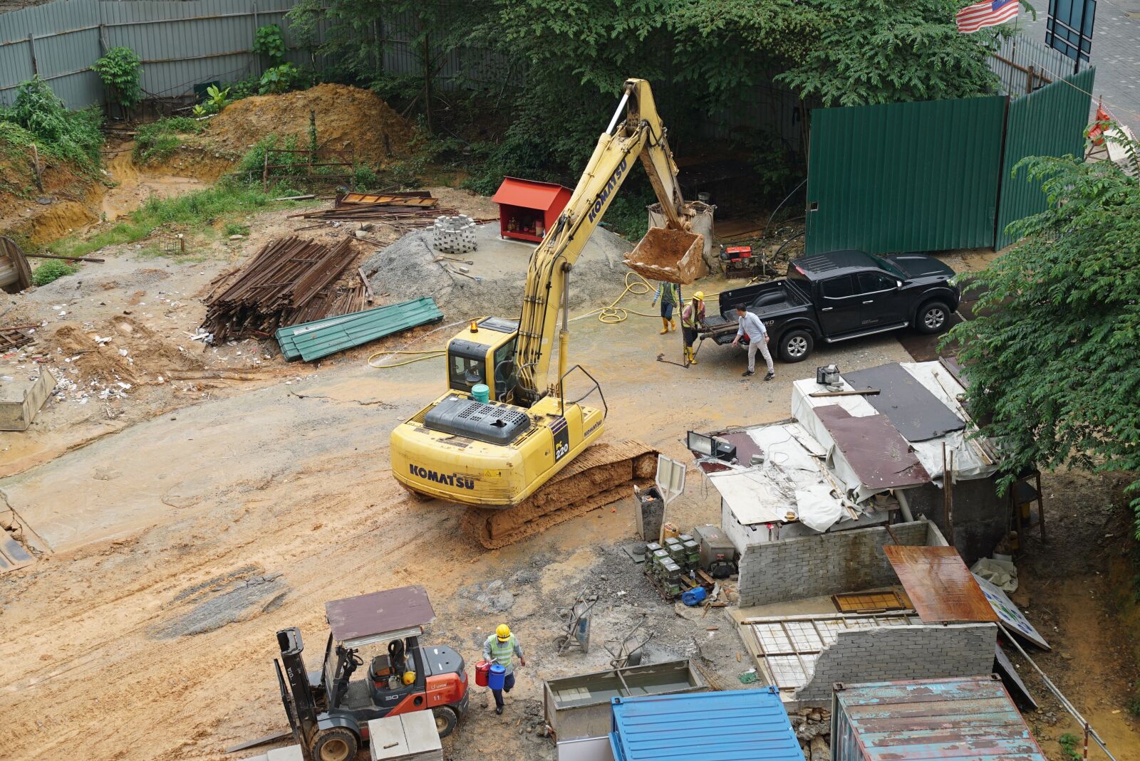 Sony a7S + Sony FE 24-70mm F2.8 GM sample photo. Construction site, asian real photography