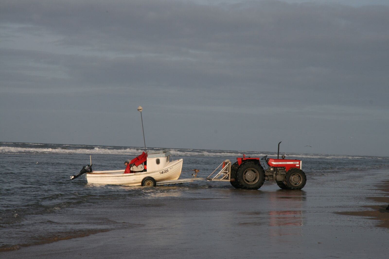 Canon EOS 400D (EOS Digital Rebel XTi / EOS Kiss Digital X) sample photo. Egmond, small fishersboat, at photography