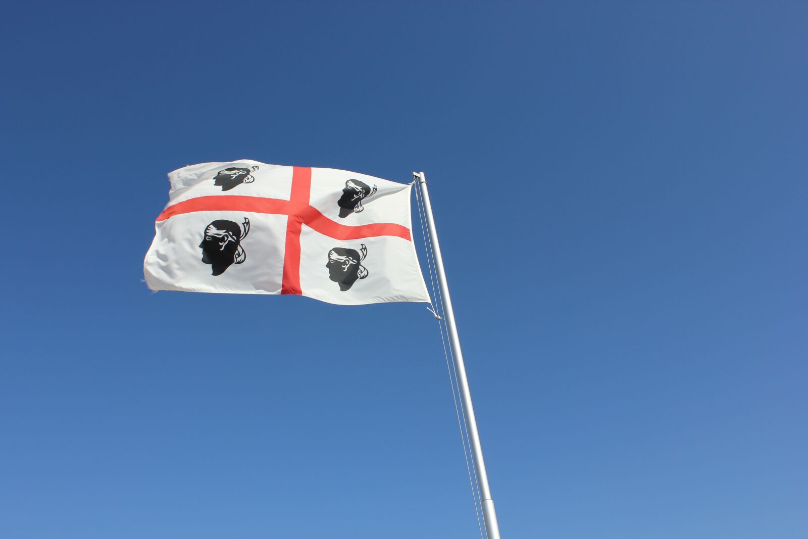 Canon EOS 550D (EOS Rebel T2i / EOS Kiss X4) sample photo. Flag, wind, italy photography
