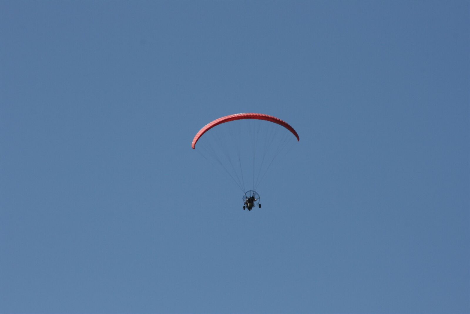 Canon EOS 400D (EOS Digital Rebel XTi / EOS Kiss Digital X) sample photo. Paramotor, paragliding, sport photography