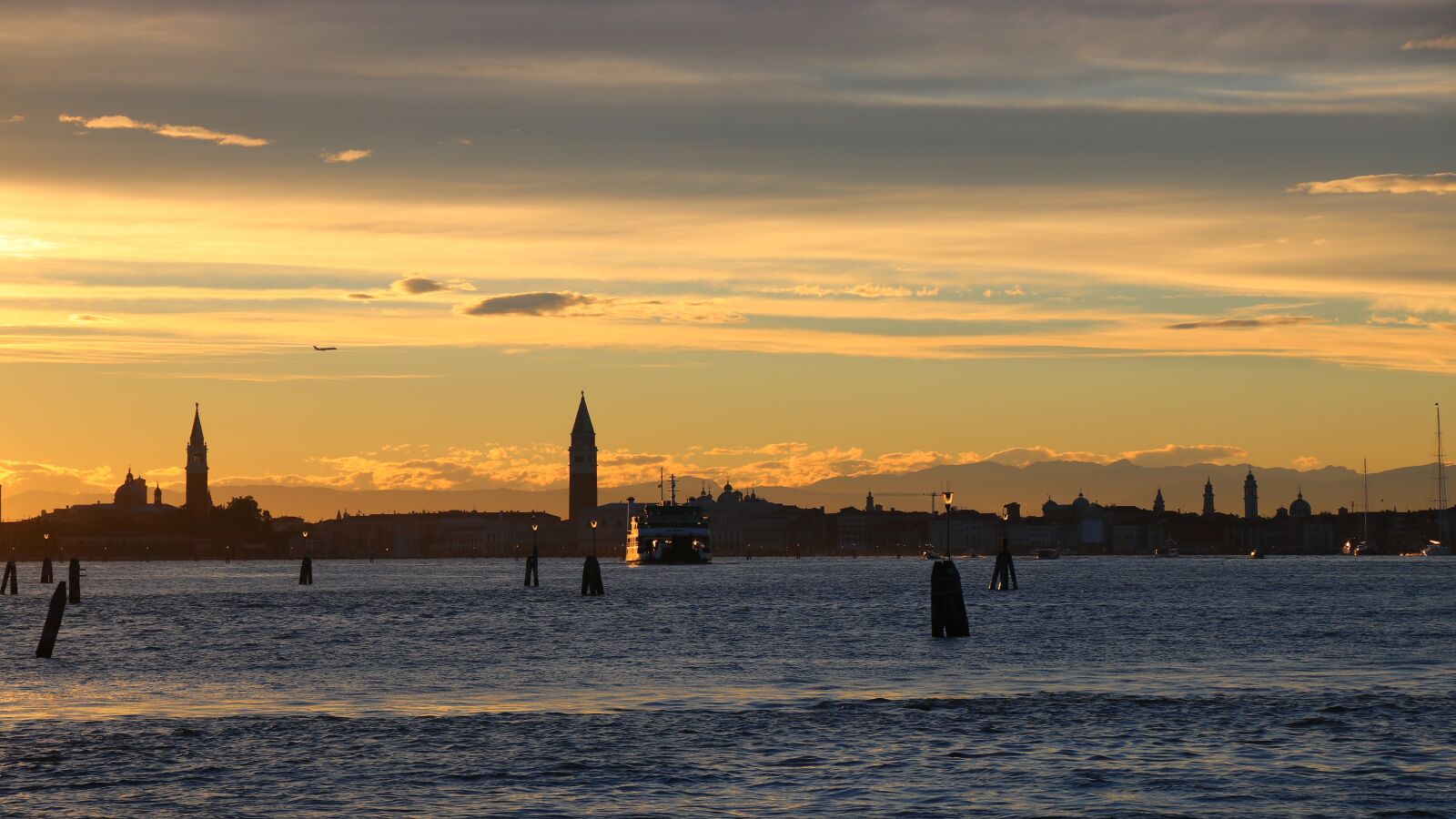 Canon EOS 80D sample photo. Lido, venice, clouds photography