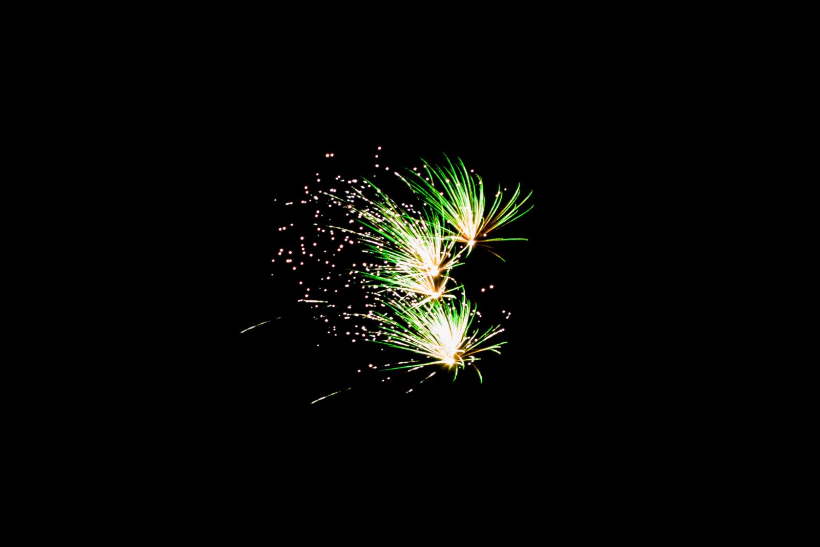 EF80-200mm f/4.5-5.6 sample photo. Fireworks, the darkness, the photography