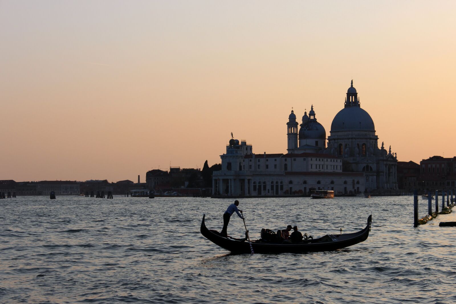 Canon EOS 600D (Rebel EOS T3i / EOS Kiss X5) sample photo. Venice, gondola, evening photography