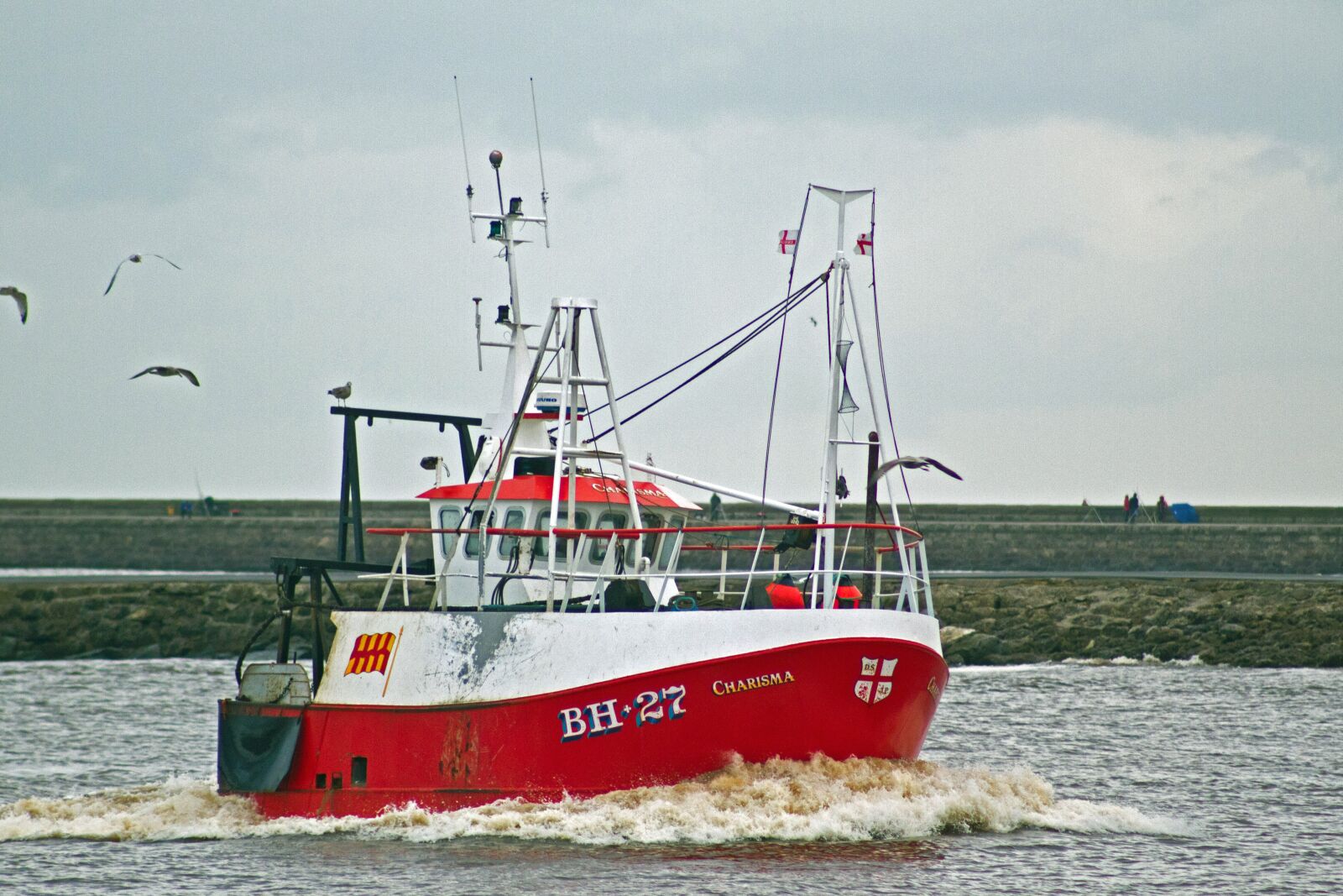 Canon EOS 7D + Canon EF 75-300mm f/4-5.6 USM sample photo. Fishing, trawlers, river tyne photography