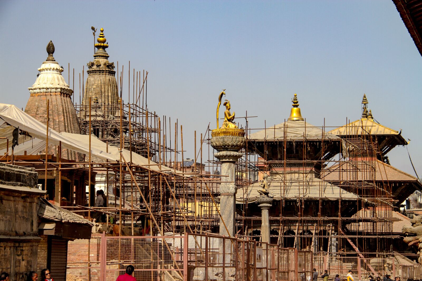 Canon EOS 7D + Canon EF-S 18-200mm F3.5-5.6 IS sample photo. Hindu temple kathmandu, reconstruction photography