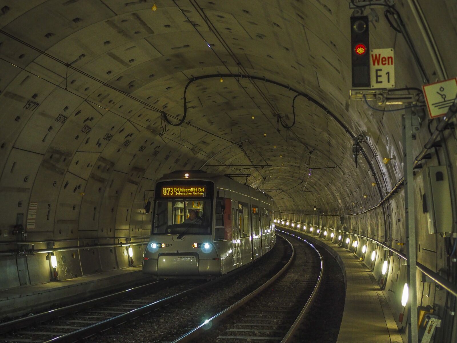 Olympus OM-D E-M10 + Olympus M.Zuiko Digital 25mm F1.8 sample photo. Tunnel, metro, architecture photography