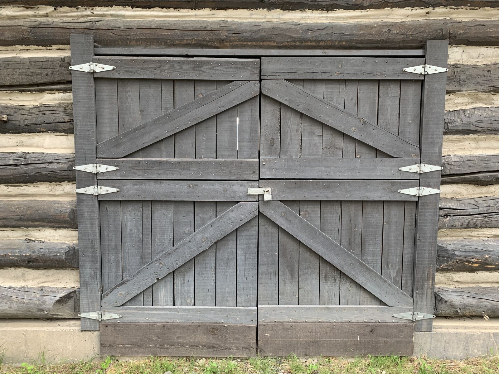 iPhone XR back camera 4.25mm f/1.8 sample photo. Doors, barn, old photography