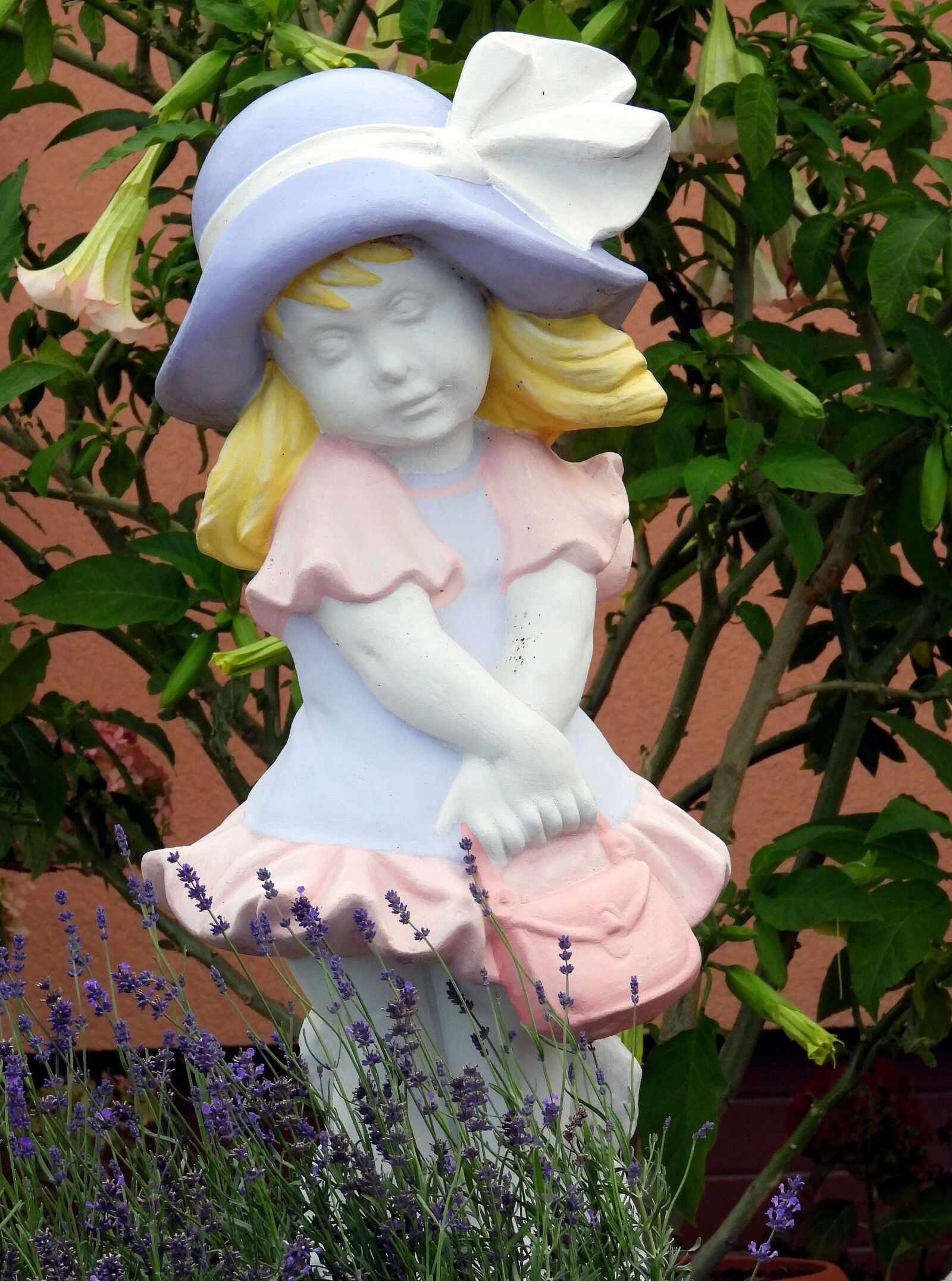 Nikon Coolpix P1000 sample photo. Plaster figurine, ornament, garden photography