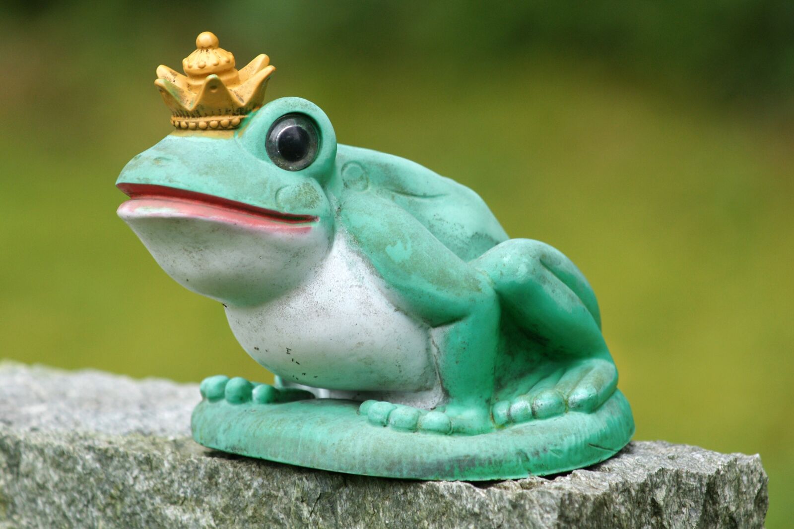 Sony Alpha DSLR-A700 sample photo. Frog, frog prince, sculpture photography