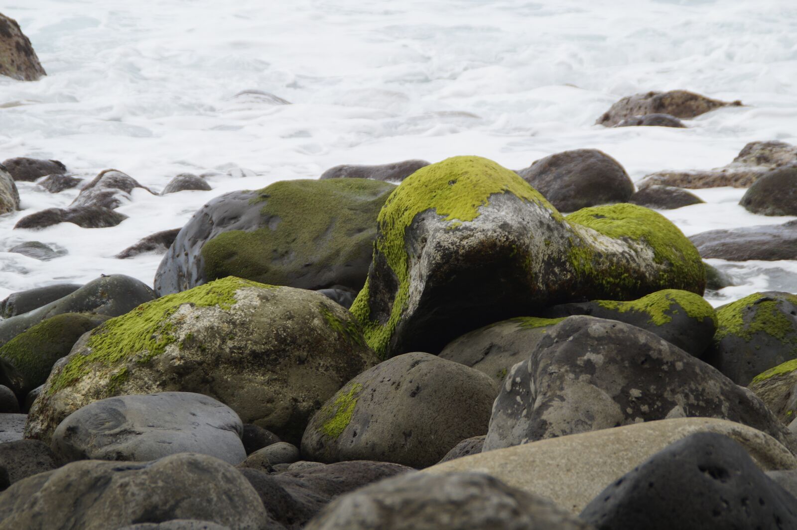Sony SLT-A58 sample photo. Stones, bank, shore stones photography