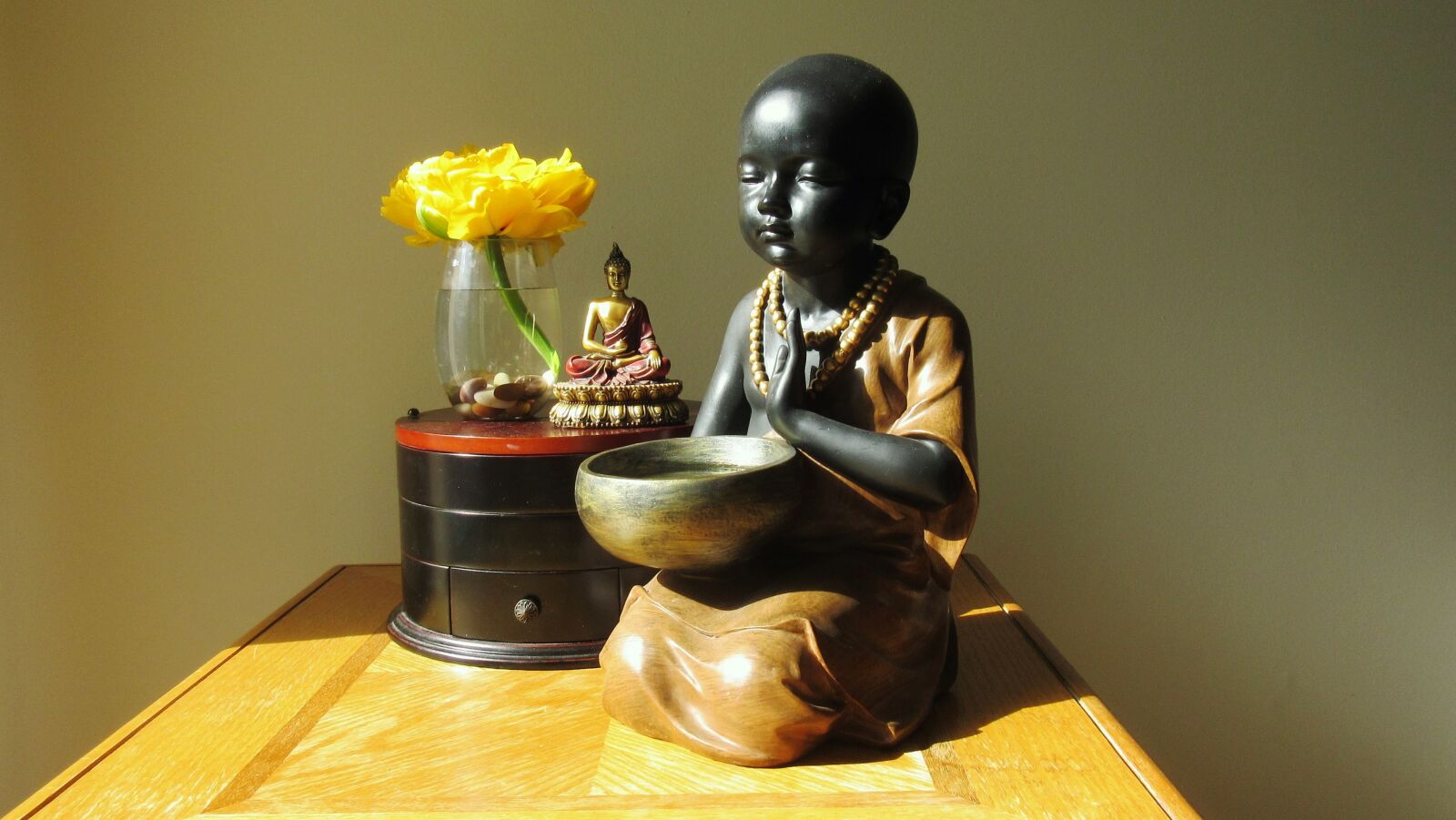Canon PowerShot ELPH 340 HS (IXUS 265 HS / IXY 630) sample photo. Baby monk, meditation, home photography