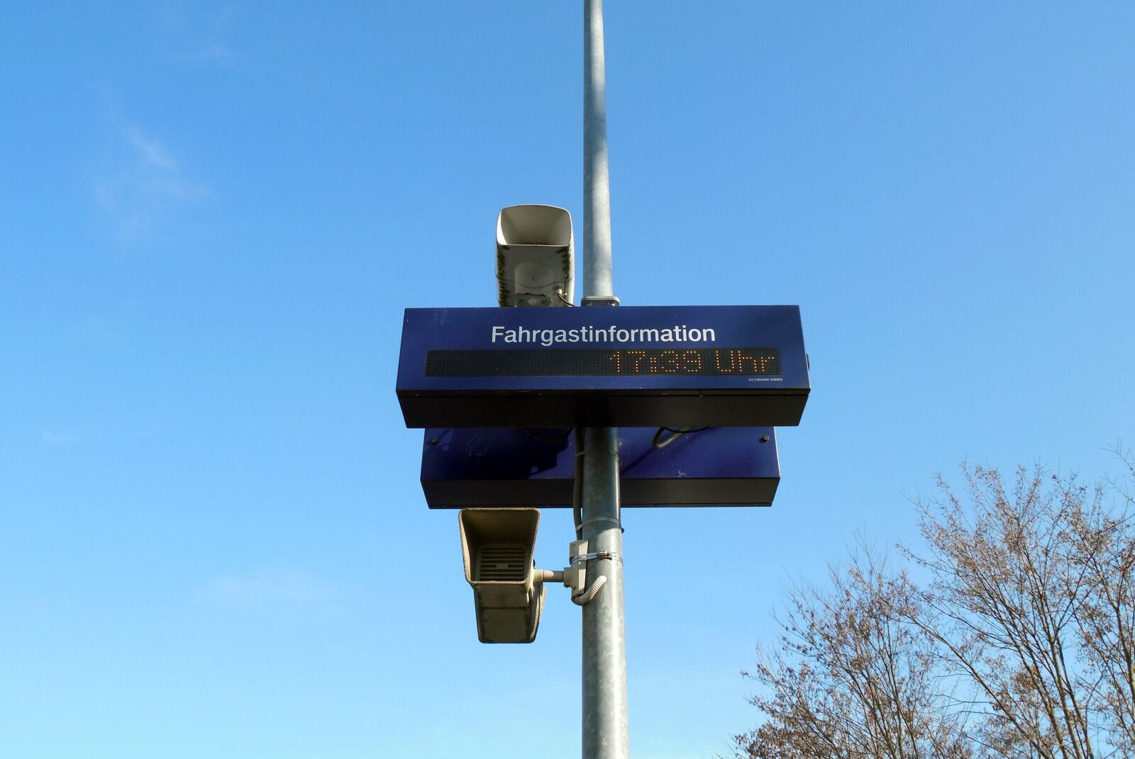 Nikon COOLPIX L620 sample photo. Railway station, information, speakers photography