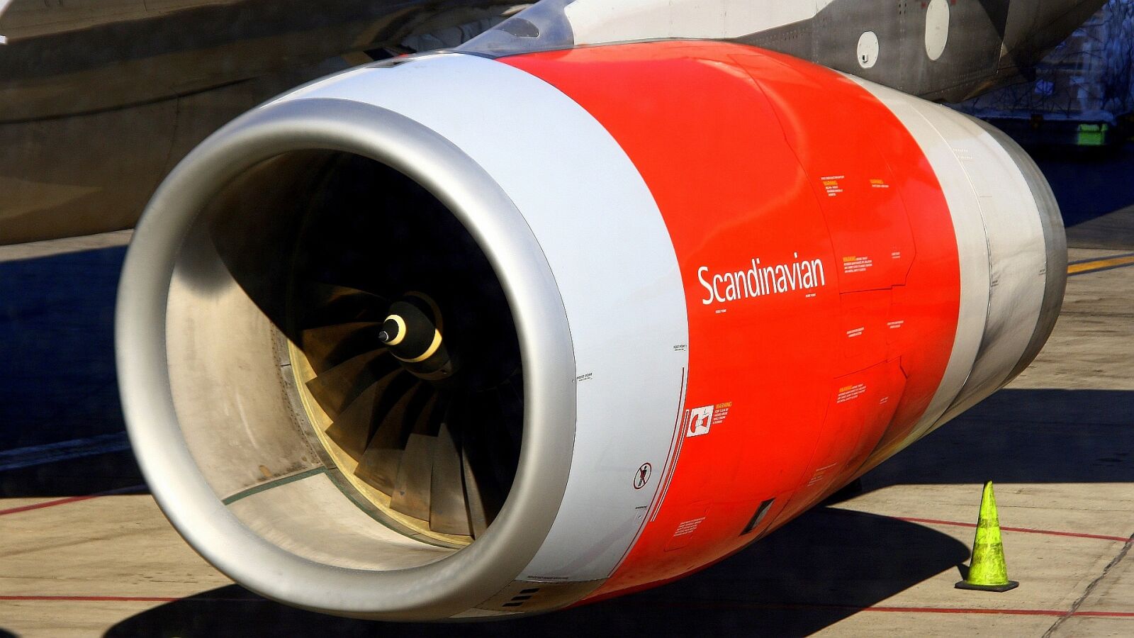 Canon EOS 1000D (EOS Digital Rebel XS / EOS Kiss F) sample photo. Aircraft, turbine, flying photography