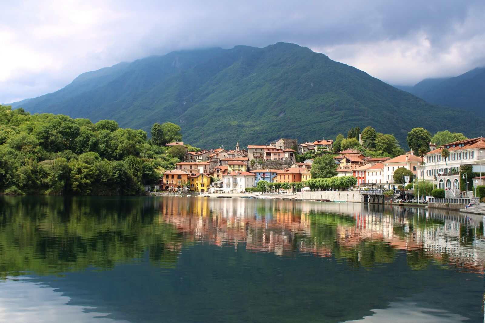 Canon EOS 2000D (EOS Rebel T7 / EOS Kiss X90 / EOS 1500D) sample photo. Lake, houses landscape, italy photography
