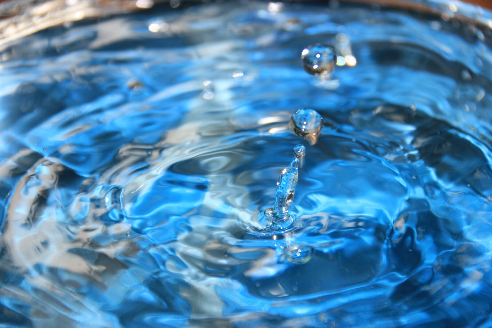 Canon EOS 550D (EOS Rebel T2i / EOS Kiss X4) sample photo. A drop of, water photography