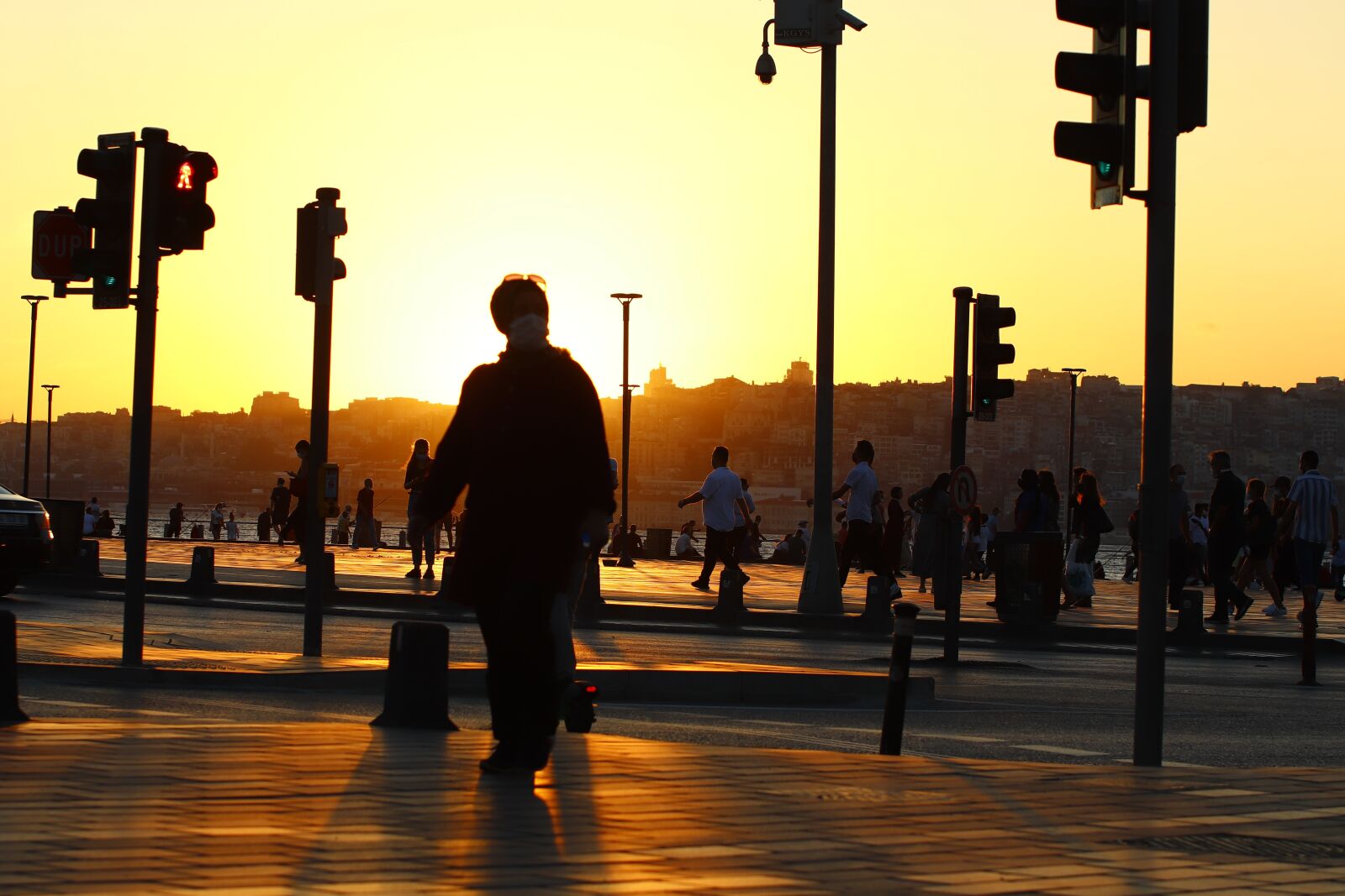 Canon EOS 200D (EOS Rebel SL2 / EOS Kiss X9) sample photo. Silhouette, human, sunset photography