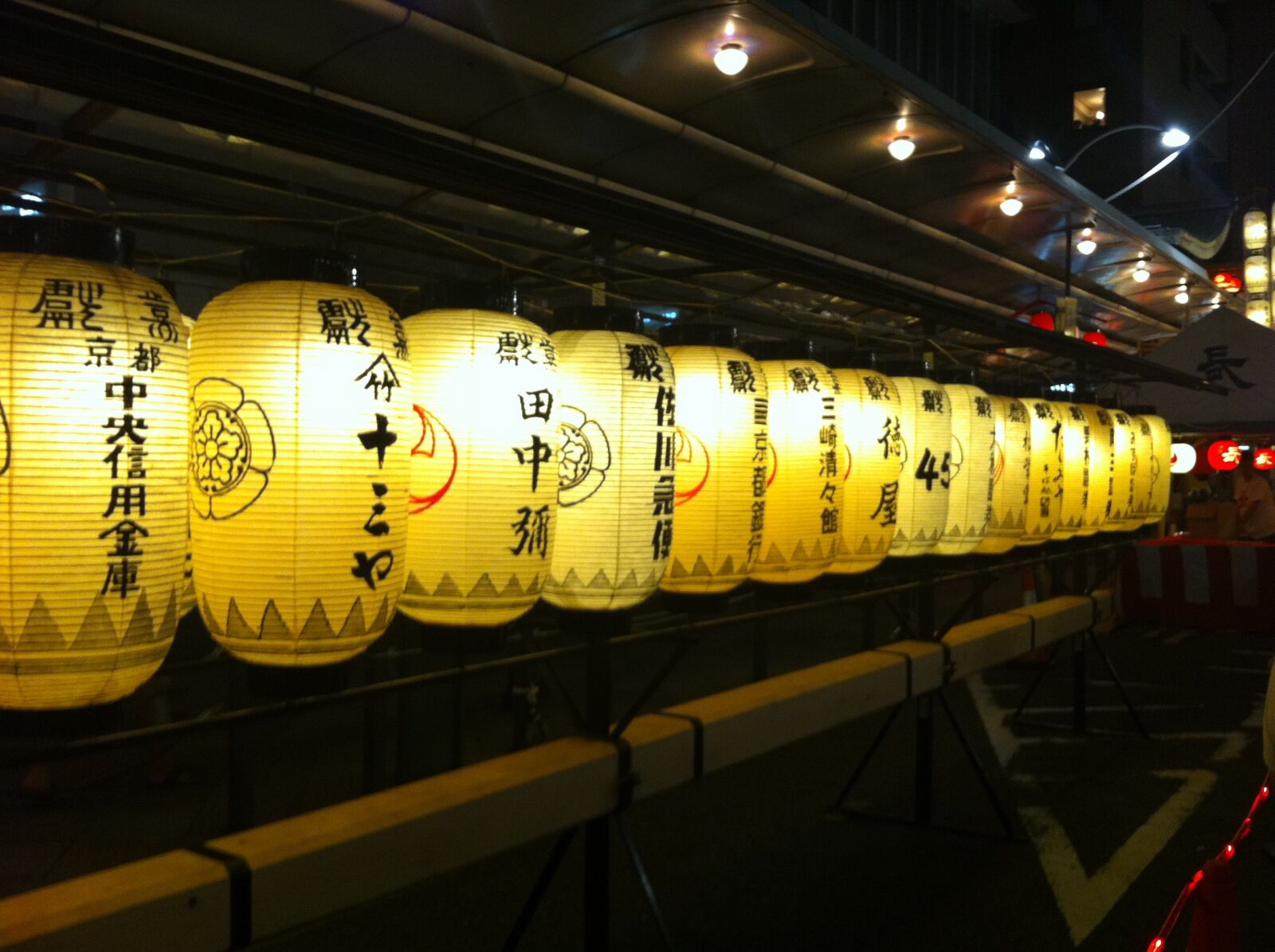 iPhone 4 back camera 3.85mm f/2.8 sample photo. 燈 long, festival, japan photography